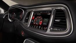 Dodge Challenger SRT Hellcat (2015) - ekran systemu multimedialnego