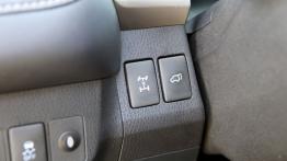 Toyota RAV4 IV 2.2 D-4D 150KM - galeria redakcyjna - panel sterowania pod kierownicą