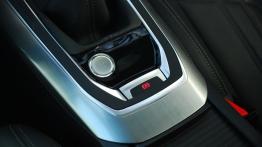 Peugeot 308 II Hatchback 1.6 THP - galeria redakcyjna - tunel środkowy między fotelami