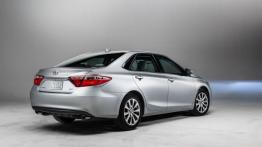 Toyota Camry XLE Facelifting (2015) - tył - reflektory włączone