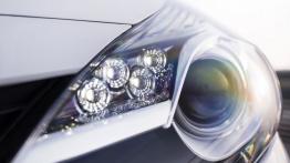 Toyota Verso Facelifting - lewy przedni reflektor - włączony