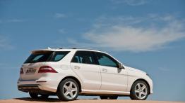 Mercedes klasa M 2012 - tył - reflektory wyłączone