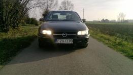 Opel Omega B Sedan - galeria społeczności - przód - reflektory włączone