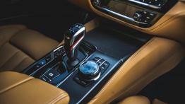 BMW M5 4.4 V8 600 KM - galeria redakcyjna - dźwignia zmiany biegów