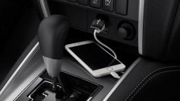 Mitsubishi L200 (Triton) 2019 - gniazda w tunelu ?rodkowym