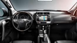 Toyota Land Cruiser (2017) - widok ogólny wnętrza z przodu