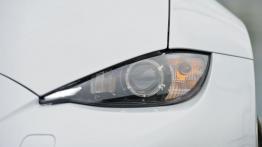 Mazda MX-5 IV White (2015) - lewy przedni reflektor - włączony