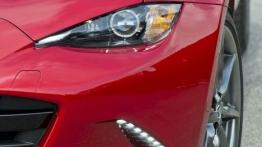 Mazda MX-5 IV Soul Red (2015) - lewy przedni reflektor - włączony