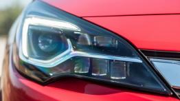 Opel Astra K 1.4 Turbo 150 KM - galeria redakcyjna - prawy przedni reflektor - włączony
