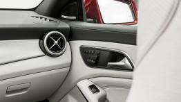 Mercedes CLA 220 CDI (C117) 2012 - deska rozdzielcza