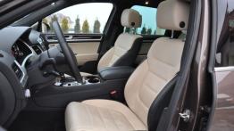 Volkswagen Touareg II SUV 4.2 V8 TDI 340KM - galeria redakcyjna - widok ogólny wnętrza z przodu