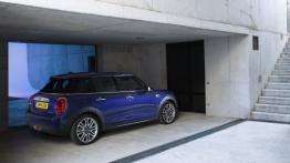 Mini Cooper D 2014 - wersja 5-drzwiowa - prawy bok