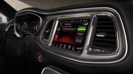 Dodge Challenger SRT Hellcat (2015) - ekran systemu multimedialnego