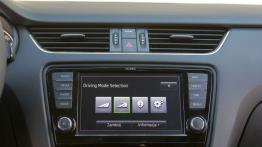 Skoda Octavia III Kombi 4x4 TDI (2013) - ekran systemu multimedialnego