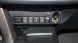Toyota RAV4 IV 2.2 D-4D 150KM - galeria redakcyjna - konsola środkowa