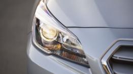 Subaru Legacy VI (2015) - prawy przedni reflektor - włączony