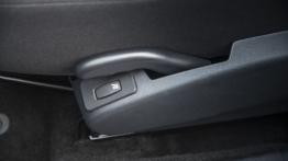 Nissan Almera 2013 - sterowanie regulacją foteli