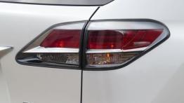 Lexus RX 450h F Sport - prawy tylny reflektor - włączony