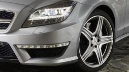 Mercedes CLS 63 AMG 2012 - lewy przedni reflektor - włączony
