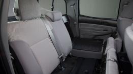 Toyota Tacoma 2012 - tylna kanapa złożona, widok z boku