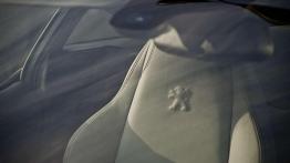 Peugeot RCZ 1.6 THP 200KM - randka z przechodniami