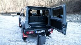 Suzuki Jimny 1.5 102 KM - galeria redakcyjna - tył - bagażnik otwarty