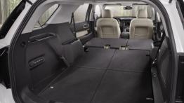 Ford Explorer 2016 - tylna kanapa złożona, widok z bagażnika