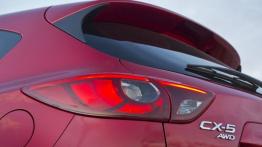 Mazda CX-5 Facelifting SKYACTIV-D AWD (2015) - lewy tylny reflektor - włączony