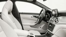 Mercedes CLA 220 CDI (C117) 2012 - widok ogólny wnętrza z przodu