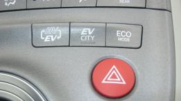 Toyota Prius IV Hatchback Facelifting  KM - galeria redakcyjna - konsola środkowa
