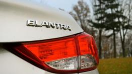 Hyundai Elantra V Sedan 1.6 D-CVVT MPI 132KM - galeria redakcyjna - prawy tylny reflektor - włączony