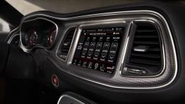 Dodge Challenger SRT Hellcat (2015) - ekran systemu multimedialnego