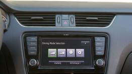 Skoda Octavia III Kombi 4x4 TDI (2013) - ekran systemu multimedialnego
