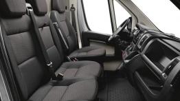Peugeot Boxer II Facelifting (2014) - widok ogólny wnętrza z przodu
