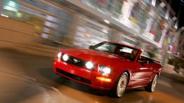 Ford Mustang - krótka historia sportowego Forda - widok z przodu