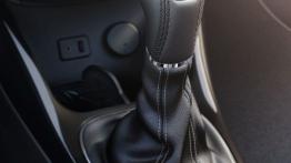 Opel Corsa E OPC (2015) - dźwignia zmiany biegów