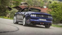 Ford Mustang VI Cabrio EcoBoost (2015) - wersja europejska - widok z tyłu