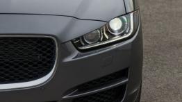 Jaguar XE 2.0d Ammonite Grey (2015) - lewy przedni reflektor - włączony