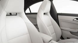 Mercedes CLA 220 CDI (C117) 2012 - widok ogólny wnętrza z przodu
