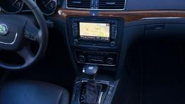 Skoda Superb II Sedan 2.0 TSI 200KM - galeria redakcyjna - konsola środkowa