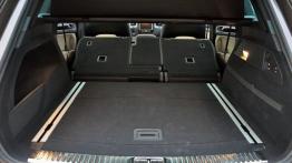 Volkswagen Touareg II SUV 4.2 V8 TDI 340KM - galeria redakcyjna - tylna kanapa złożona, widok z baga
