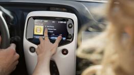 Citroen C1 II (2014) - wersja 3-drzwiowa - ekran systemu multimedialnego