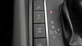 Volkswagen Amarok Double Cab 2.0 BiTDI 180KM - galeria redakcyjna - panel sterowania na tunelu środk