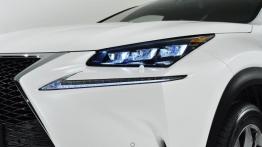 Lexus NX 300h (2014) - lewy przedni reflektor - włączony