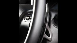 Infiniti M 2010 - manetka zmiany biegów pod kierownicą