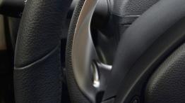 Infiniti G Cabrio IPL - manetka zmiany biegów pod kierownicą