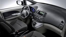 Mitsubishi Grandis - widok ogólny wnętrza z przodu