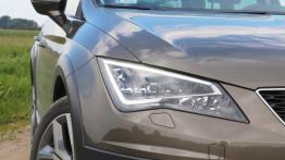 Seat Leon III X-Perience 2.0 TDI - galeria redakcyjna 2 - prawy przedni reflektor - włączony