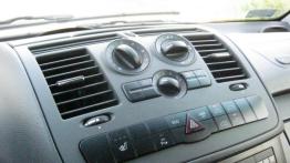 Mercedes Vito W639 Furgon Facelifting 110 CDI 95KM - galeria redakcyjna (2) - konsola środkowa