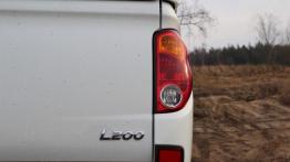 Mitsubishi L200 IV Double Cab 2.5 - galeria redakcyjna - prawy tylny reflektor - wyłączony
